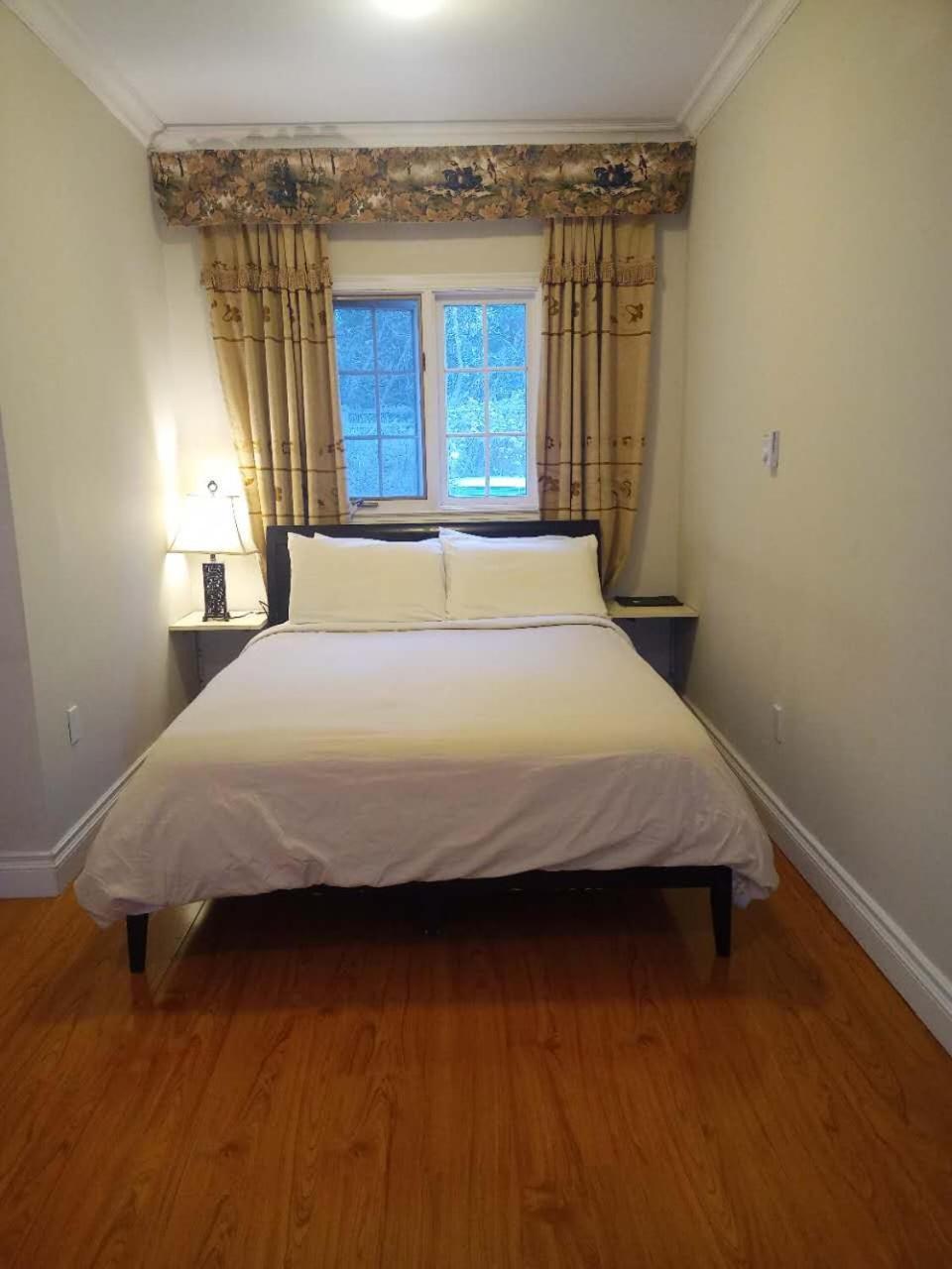 Lakeside Private Suite-Queen Bed Room Tottenham Bagian luar foto