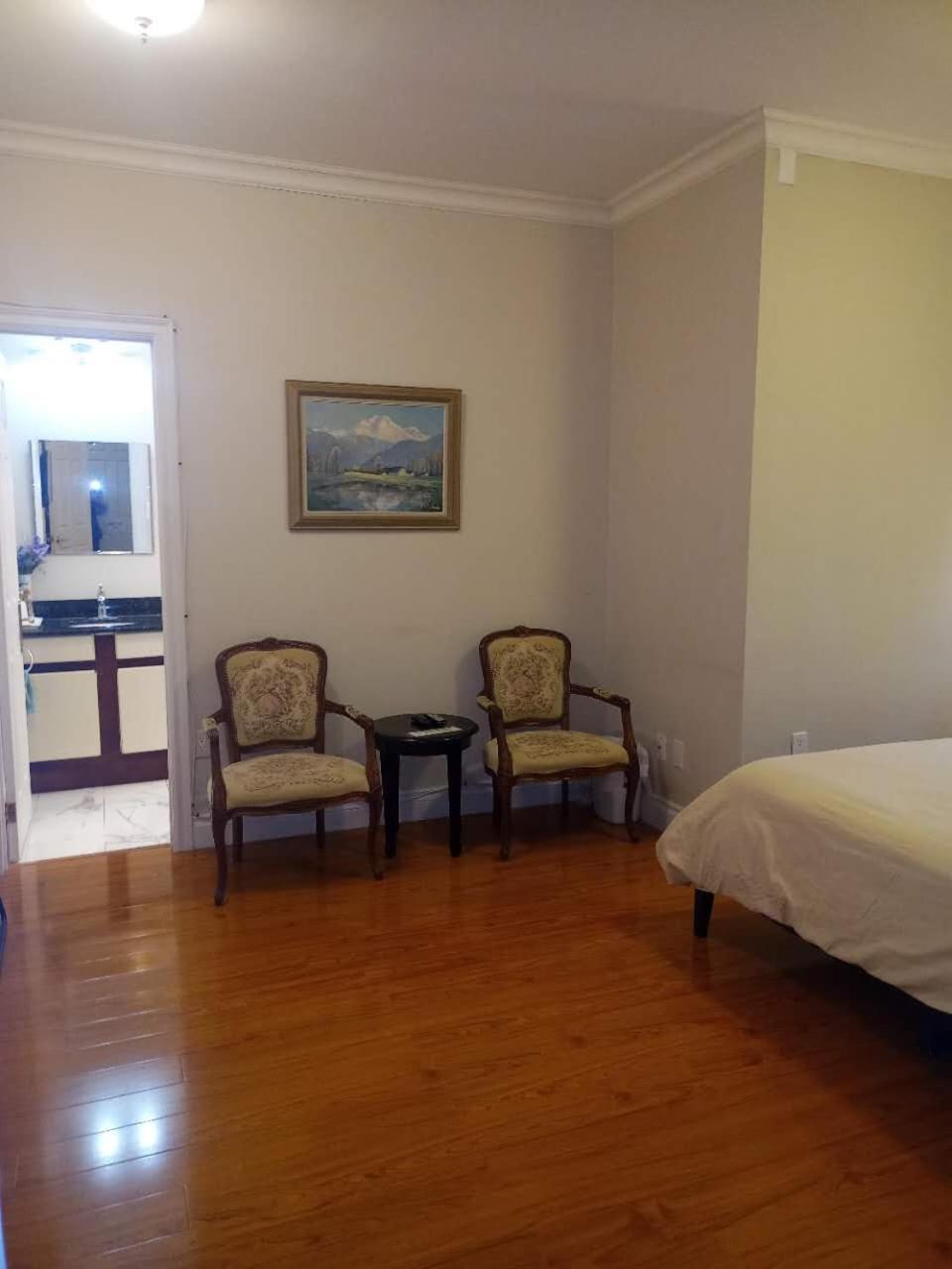 Lakeside Private Suite-Queen Bed Room Tottenham Bagian luar foto